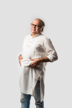 Hintli Asyalı yaşlı adamın farklı yerlerinde ağrı ya da ağrı var. Hüzünlü ifadeler.