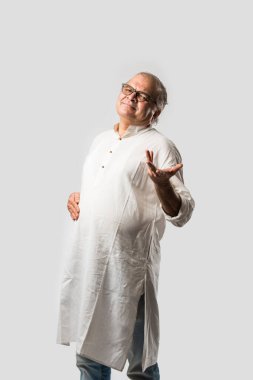 Hintli Asyalı yaşlı adamın farklı yerlerinde ağrı ya da ağrı var. Hüzünlü ifadeler.