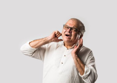 Hintli Asyalı yaşlı adamın farklı yerlerinde ağrı ya da ağrı var. Hüzünlü ifadeler.