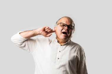 Hintli Asyalı yaşlı adamın farklı yerlerinde ağrı ya da ağrı var. Hüzünlü ifadeler.