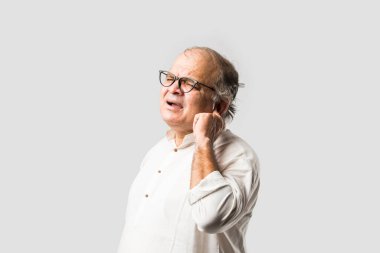 Hintli Asyalı yaşlı adamın farklı yerlerinde ağrı ya da ağrı var. Hüzünlü ifadeler.