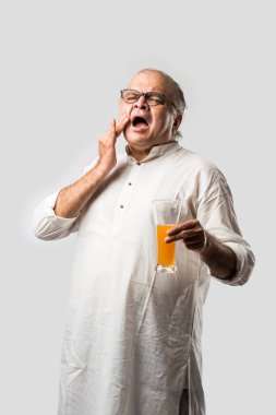 Hintli Asyalı yaşlı adamın farklı yerlerinde ağrı ya da ağrı var. Hüzünlü ifadeler.