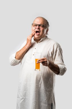 Hintli Asyalı yaşlı adamın farklı yerlerinde ağrı ya da ağrı var. Hüzünlü ifadeler.