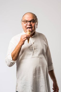 Hintli yaşlı adam çikolatalı dondurma yiyor dondurma ya da mango şekeri