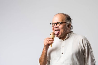 Hintli yaşlı adam çikolatalı dondurma yiyor dondurma ya da mango şekeri