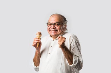 Hintli yaşlı adam çikolatalı dondurma yiyor dondurma ya da mango şekeri