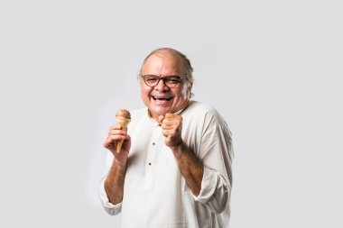 Hintli yaşlı adam çikolatalı dondurma yiyor dondurma ya da mango şekeri