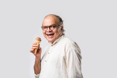 Hintli yaşlı adam çikolatalı dondurma yiyor dondurma ya da mango şekeri