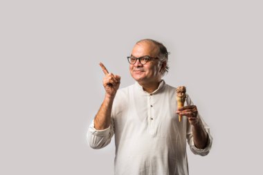 Hintli yaşlı adam çikolatalı dondurma yiyor dondurma ya da mango şekeri