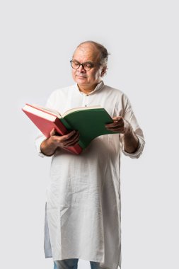 Hint yetişkin adam kitap ya da gazete okuyor - hobi ya da eğlence konsepti