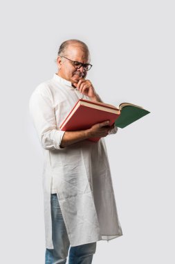 Hint yetişkin adam kitap ya da gazete okuyor - hobi ya da eğlence konsepti