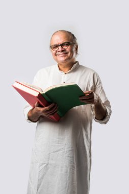 Hint yetişkin adam kitap ya da gazete okuyor - hobi ya da eğlence konsepti