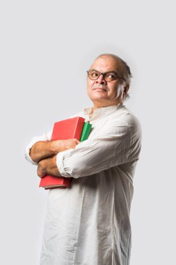 Hint yetişkin adam kitap ya da gazete okuyor - hobi ya da eğlence konsepti