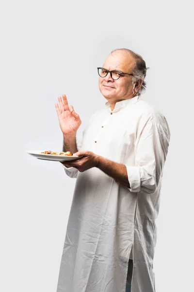 Indiai Ázsiai Idős Vagy Idős Férfi Eszik Pizza Miközben Állva — Stock Fotó