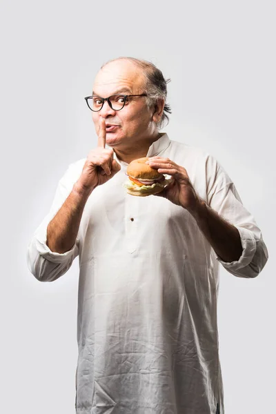 Indiai Öreg Ember Eszik Burger Vagy Hamburger Mangó Vagy Hideg — Stock Fotó