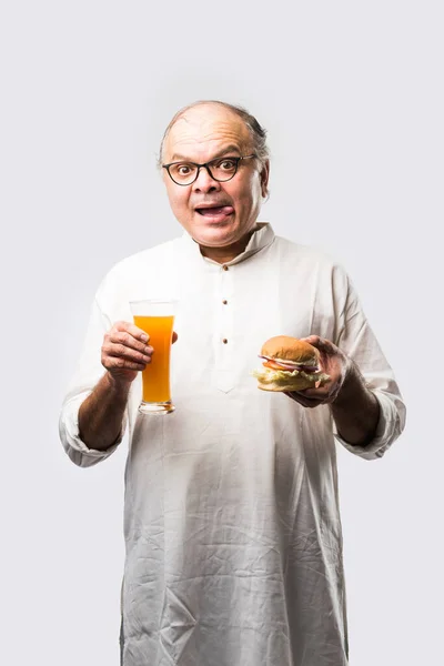 Indiai Öreg Ember Eszik Burger Vagy Hamburger Mangó Vagy Hideg — Stock Fotó