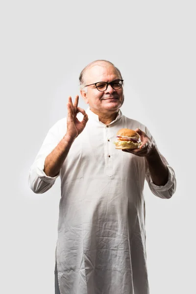 Indický Stařec Jíst Burger Nebo Hamburger Mangovou Šťávou Nebo Studený — Stock fotografie