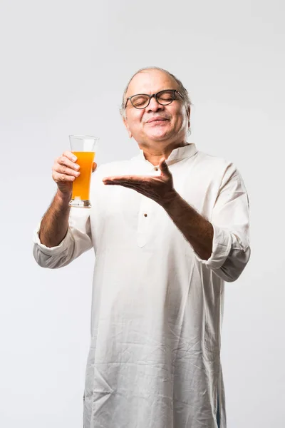 Feliz Anciano Indio Mayor Bebiendo Sosteniendo Vaso Jugo Naranja Mango — Foto de Stock