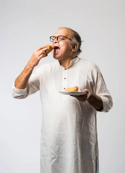 Indiai Öregember Vagy Idős Férfi Samosa Vagy Vega Süteményt Eszik — Stock Fotó
