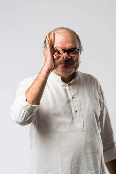 Potret Orang Tua Pensiunan India Yang Ceria Mengenakan Kurta Putih — Stok Foto