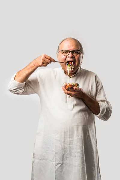 Idősebb Indiai Ázsiai Férfi Aki Friss Zöld Salátát Eszik Érett — Stock Fotó