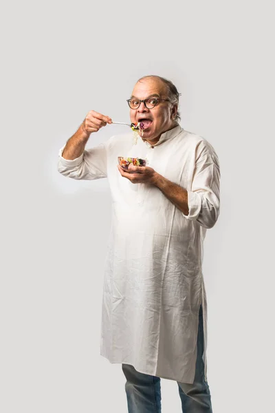 Hombre Asiático Indio Mayor Comiendo Ensalada Verde Fresca Macho Maduro — Foto de Stock