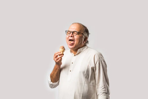 Indiai Öreg Ember Eszik Csokoládé Fagylalt Kúp Vagy Mangó Cukorka — Stock Fotó