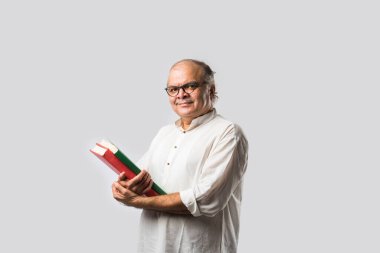 Hint yetişkin adam kitap ya da gazete okuyor - hobi ya da eğlence konsepti