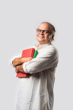 Hint yetişkin adam kitap ya da gazete okuyor - hobi ya da eğlence konsepti