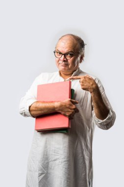 Hint yetişkin adam kitap ya da gazete okuyor - hobi ya da eğlence konsepti