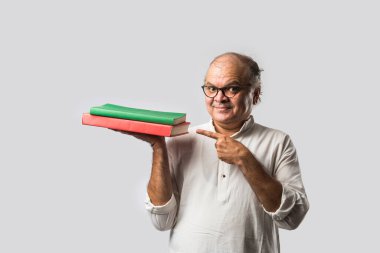 Hint yetişkin adam kitap ya da gazete okuyor - hobi ya da eğlence konsepti