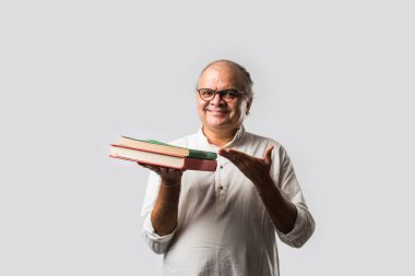 Hint yetişkin adam kitap ya da gazete okuyor - hobi ya da eğlence konsepti