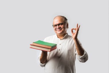 Hint yetişkin adam kitap ya da gazete okuyor - hobi ya da eğlence konsepti