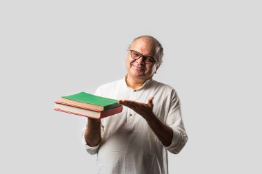 Hint yetişkin adam kitap ya da gazete okuyor - hobi ya da eğlence konsepti