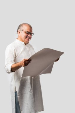 Hint yetişkin adam kitap ya da gazete okuyor - hobi ya da eğlence konsepti