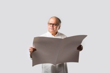 Hint yetişkin adam kitap ya da gazete okuyor - hobi ya da eğlence konsepti