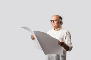 Hint yetişkin adam kitap ya da gazete okuyor - hobi ya da eğlence konsepti