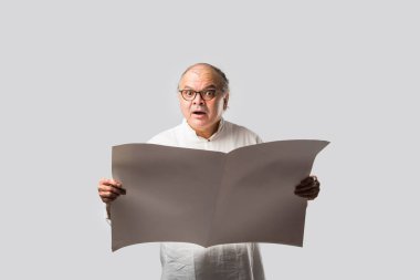 Hint yetişkin adam kitap ya da gazete okuyor - hobi ya da eğlence konsepti