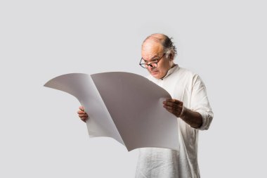 Hint yetişkin adam kitap ya da gazete okuyor - hobi ya da eğlence konsepti