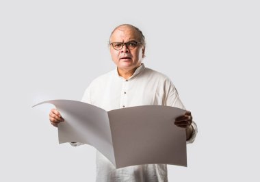 Hint yetişkin adam kitap ya da gazete okuyor - hobi ya da eğlence konsepti