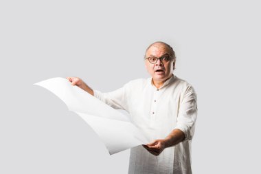 Hint yetişkin adam kitap ya da gazete okuyor - hobi ya da eğlence konsepti