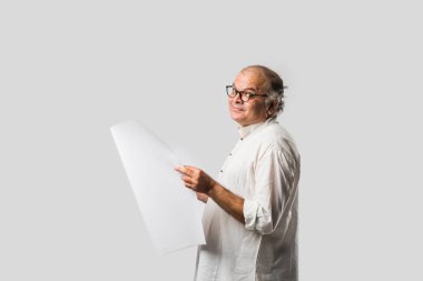 Hint yetişkin adam kitap ya da gazete okuyor - hobi ya da eğlence konsepti