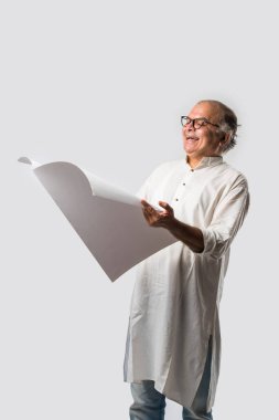 Hint yetişkin adam kitap ya da gazete okuyor - hobi ya da eğlence konsepti