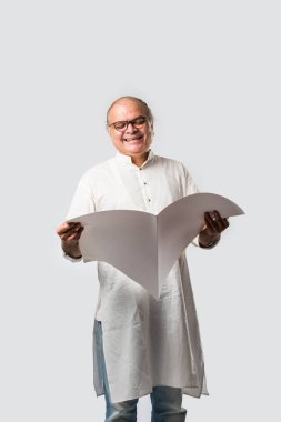 Hint yetişkin adam kitap ya da gazete okuyor - hobi ya da eğlence konsepti