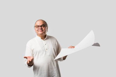 Hint yetişkin adam kitap ya da gazete okuyor - hobi ya da eğlence konsepti