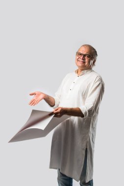 Hint yetişkin adam kitap ya da gazete okuyor - hobi ya da eğlence konsepti