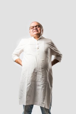 Hintli Asyalı yaşlı adamın farklı yerlerinde ağrı ya da ağrı var. Hüzünlü ifadeler.