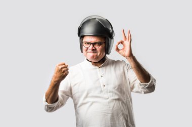 Hintli yaşlı adam güvenlik için kask takıyor, başlık takan kıdemli Asyalı adam.