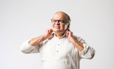 Hintli Asyalı yaşlı adamın farklı yerlerinde ağrı ya da ağrı var. Hüzünlü ifadeler.