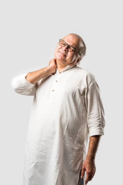 Hintli Asyalı yaşlı adamın farklı yerlerinde ağrı ya da ağrı var. Hüzünlü ifadeler.